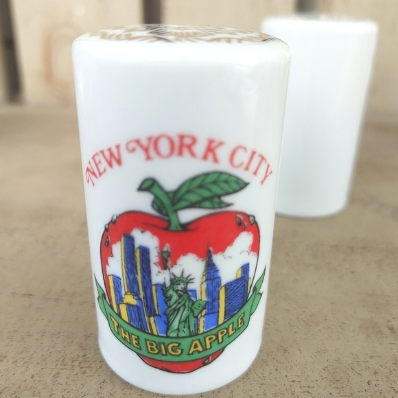 Vintage 90s New York The Big Apple Ceramic Salt And Pepper Shakers Souvenir Set - Picture 3 of 8